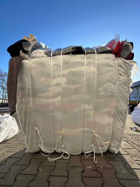 10 KG | Mix Odzieży Second Hand ze Szkocji  – Bluzy, Dresy, Jeansy | Zara, H&M, Next, Asos + Inne Marki